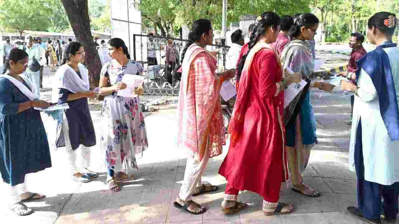 మెగా డీఎస్సీ పరీక్షలు ప్రారంభం.. హాజరైన అభ్యర్థులు
