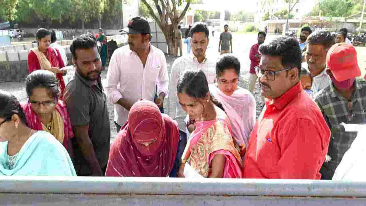 మెగా డీఎస్సీ పరీక్షలు ప్రారంభం.. హాజరైన అభ్యర్థులు