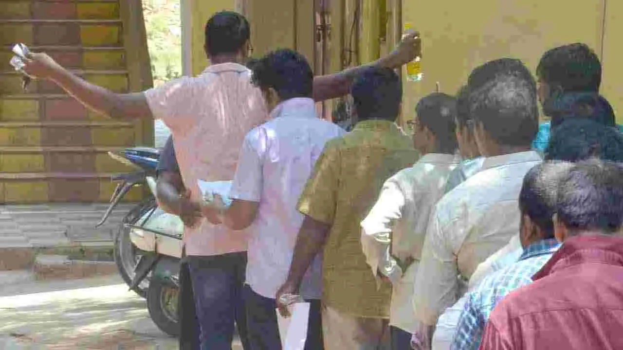 మెగా డీఎస్సీ పరీక్షలు ప్రారంభం.. హాజరైన అభ్యర్థులు
