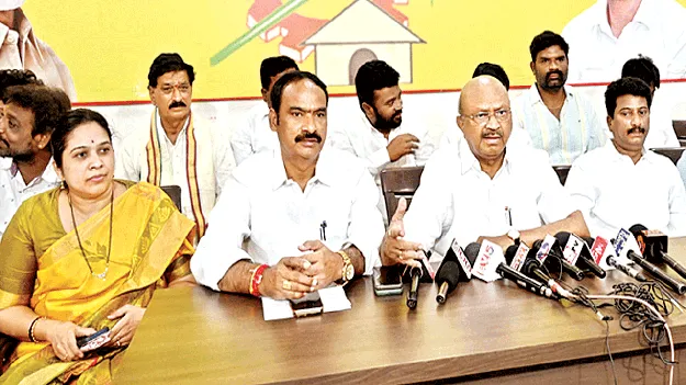 ప్రజల దృష్టి మళ్లించేందుకే కుట్రలు 