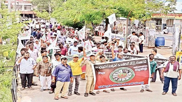 డిమాండ్లను పరిష్కరించాలి 