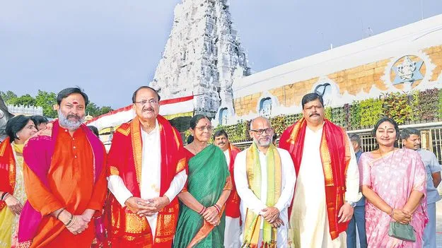  Venkaiah Naidu: వీఐపీలు ఏడాదిలో ఒక్కసారే తిరుమలకు రావాలి