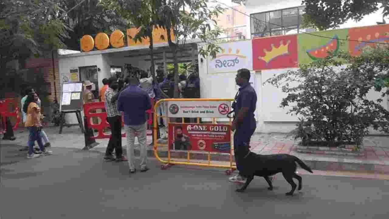 Delhi School Bomb Threat: ఢిల్లీ, బెంగళూరులో బడులకు బాంబు బెదిరింపులు