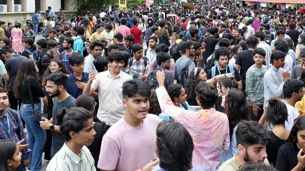 Certificate Issues: డిగ్రీ పట్టాల పాట్లు 