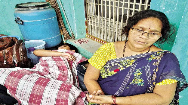 న్యాయం కోసం భర్త ఇంటి ముందు నిరసన