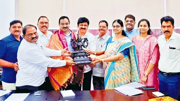 సామాజిక బాధ్యతతో వ్యవహరించాలి: మీనా