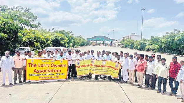 Lorry Owners: సరిహద్దు చెక్‌ పోస్టులను తొలగించాలి