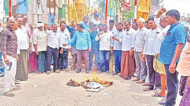 Burley Tobacco Farmers Protest: రోత పత్రికపై రైతుల కన్నెర్ర