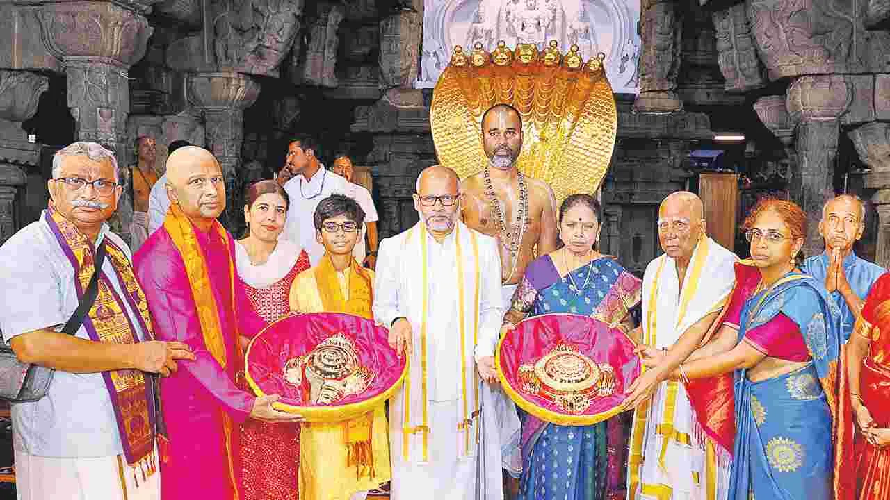 Sudarshan Enterprises: శ్రీవారికి స్వర్ణ శంఖు, చక్రాల కానుక