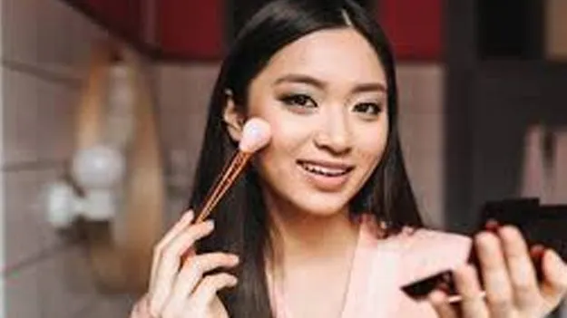 Glowing Skin Makeup: మెరుపుతీగలా మెరిసిపోవాలంటే...