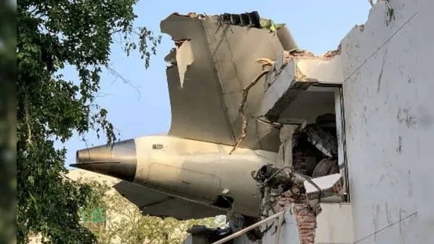 Air India Crash: బోయింగ్ 787-8 విమానాల నిలిపివేత.. పరిశీలనలో కేంద్రం