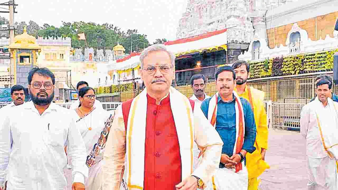 Justice Ravinath Tilhari visited Tirumala: శ్రీవారి సేవలో హైకోర్టు న్యాయమూర్తి రవినాథ్‌ తిల్హరి