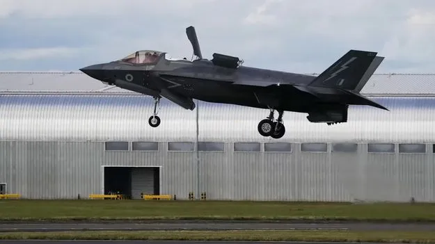 UK F-35B: బ్రిటన్ ఎఫ్-35బీ ఫైటర్ జెట్ ఎట్టకేలకు తిరుగు ప్రయాణం