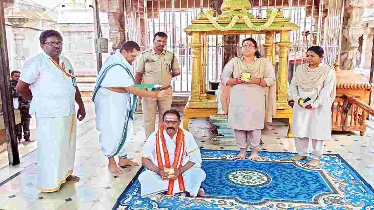 మహానందిలో అటవీశాఖ ఫ్లయింగ్‌ స్క్వాడ్‌ రేంజ్‌ ఆఫీసర్‌ పూజలు 