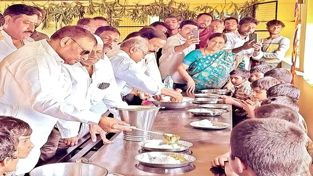 ప్రతిష్టాత్మకంగా ‘మధ్యాహ్న భోజనం’ అమలు