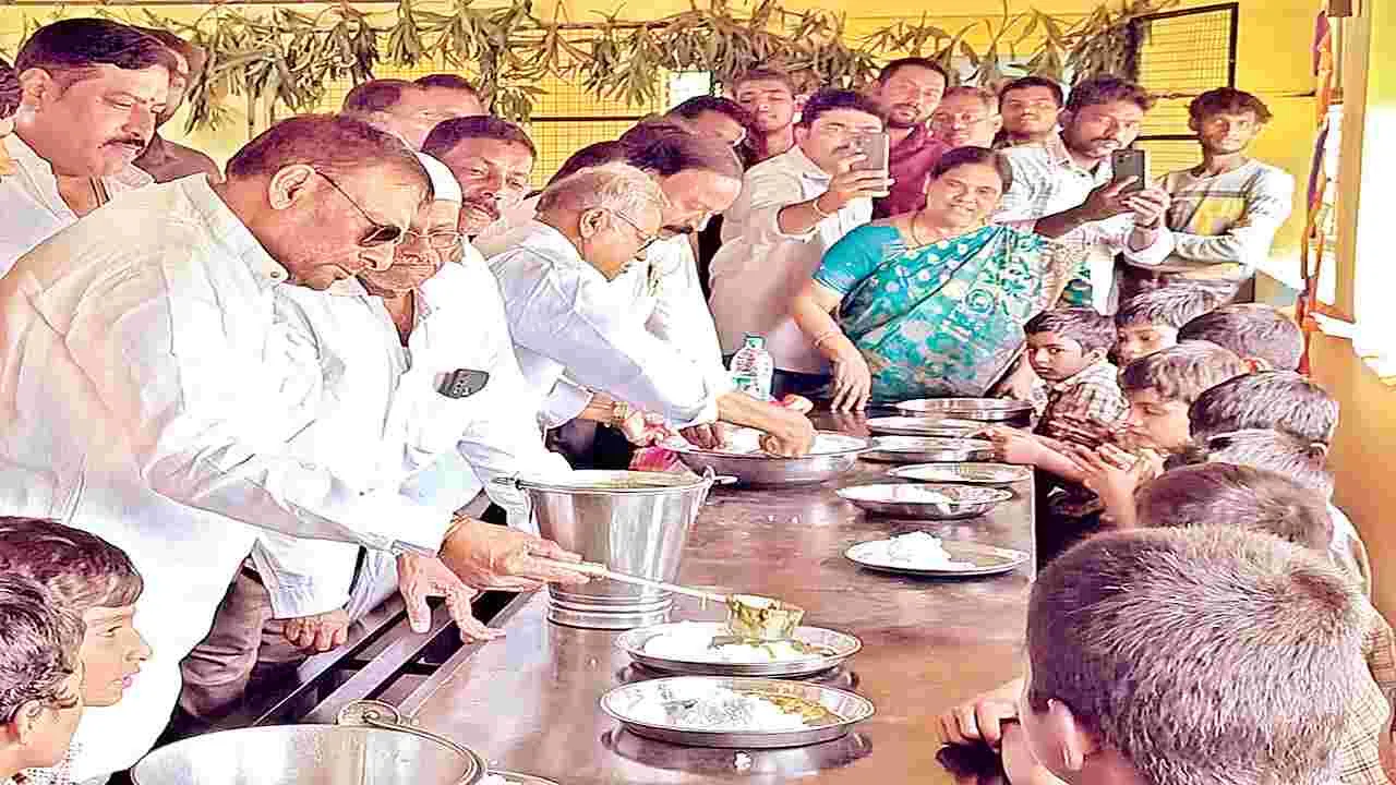 ప్రతిష్టాత్మకంగా ‘మధ్యాహ్న భోజనం’ అమలు