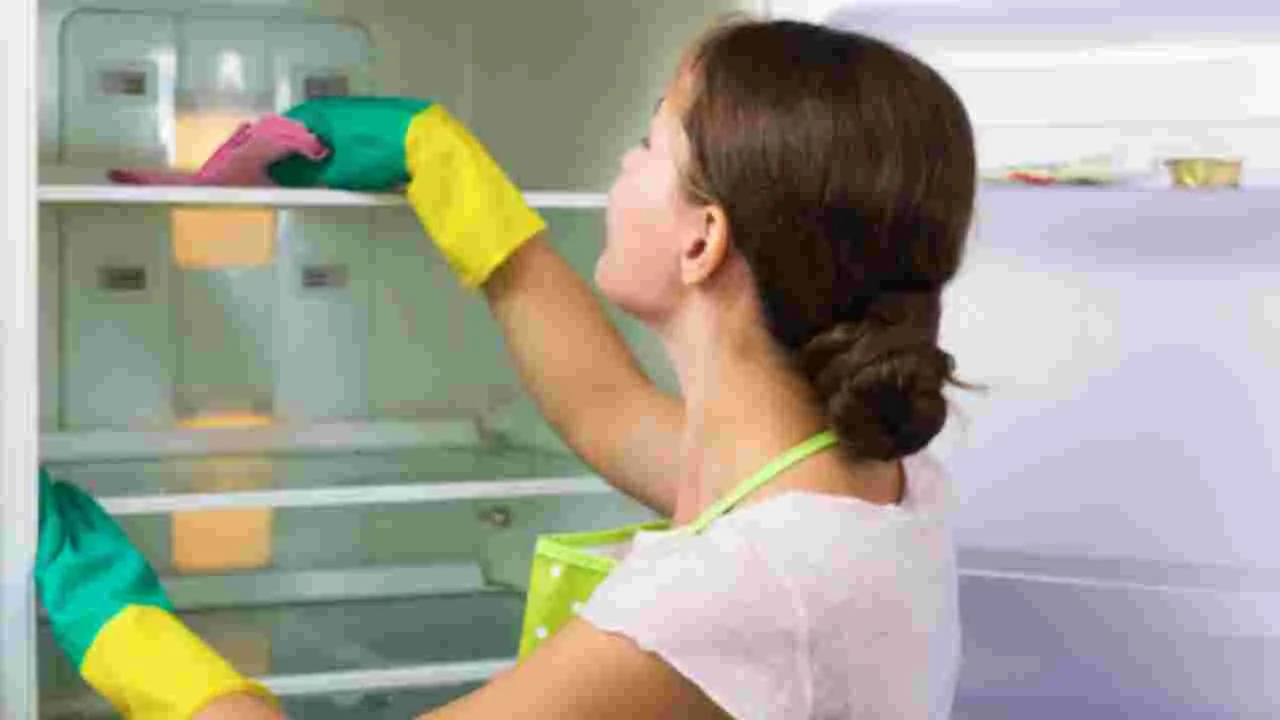 Refrigerator Cleaning Tips: ఫ్రిజ్ నుంచి దుర్వాసన వస్తుందా.. ఈ సింపుల్ చిట్కా ట్రై చేయండి..