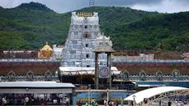 Tirumala: డబ్బులు వసూలు చేసి సర్వ దర్శనం క్యూలోకి..