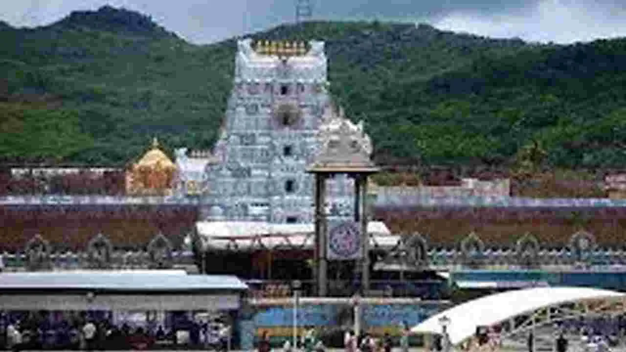 Tirumala: డబ్బులు వసూలు చేసి సర్వ దర్శనం క్యూలోకి..