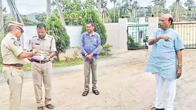 Overloaded Trucks: రవాణా అధికారి అవతారం ఎత్తిన స్పీకర్‌!