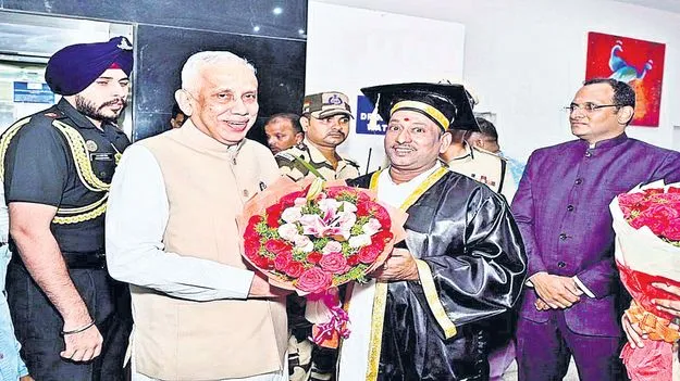 నగరానికి చేరుకున్న గవర్నర్‌