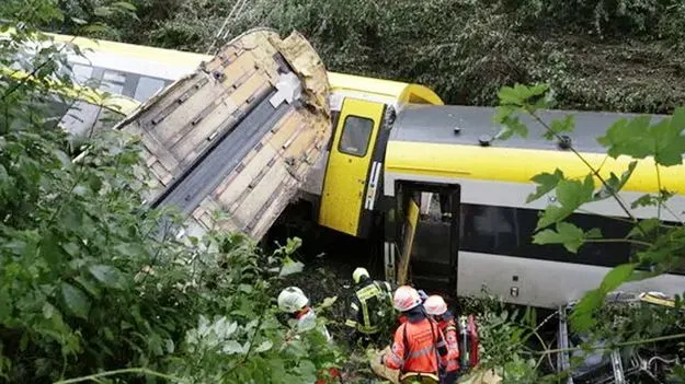 Train Accident: పట్టాలు తప్పి అడవుల్లోకి దూసుకెళ్లిన ట్రైన్.. ముగ్గురి మృతి, పలువురికి గాయాలు