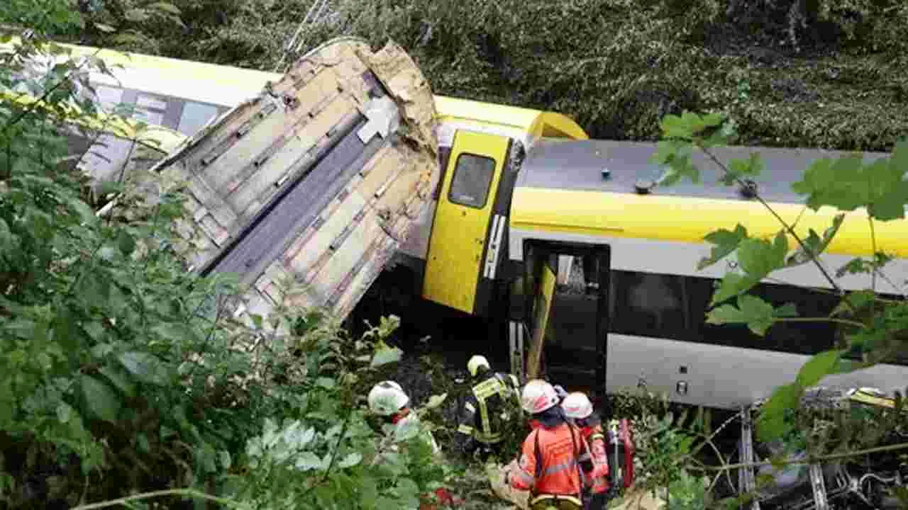 Train Accident: పట్టాలు తప్పి అడవుల్లోకి దూసుకెళ్లిన ట్రైన్.. ముగ్గురి మృతి, పలువురికి గాయాలు