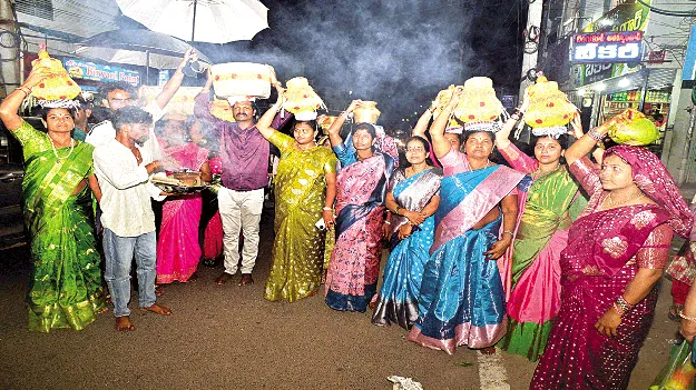 నగరంలో ఆవేటి వారాల సందడి