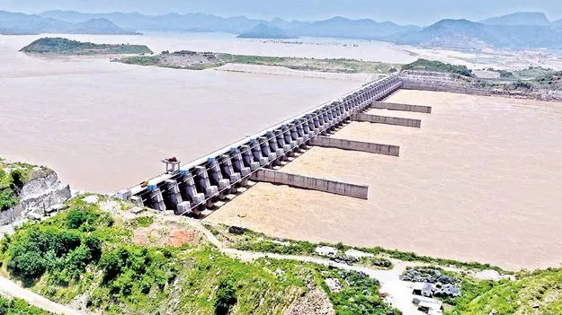 Godavari River Overflow: ఉరకలేస్తున్న గోదావరి