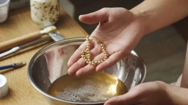 Jewellery Cleaning Tips:  మీ బంగారు ఆభరణాలను ఇలా ఇంట్లోనే కొత్తవిగా మెరిసేలా చేయండి!