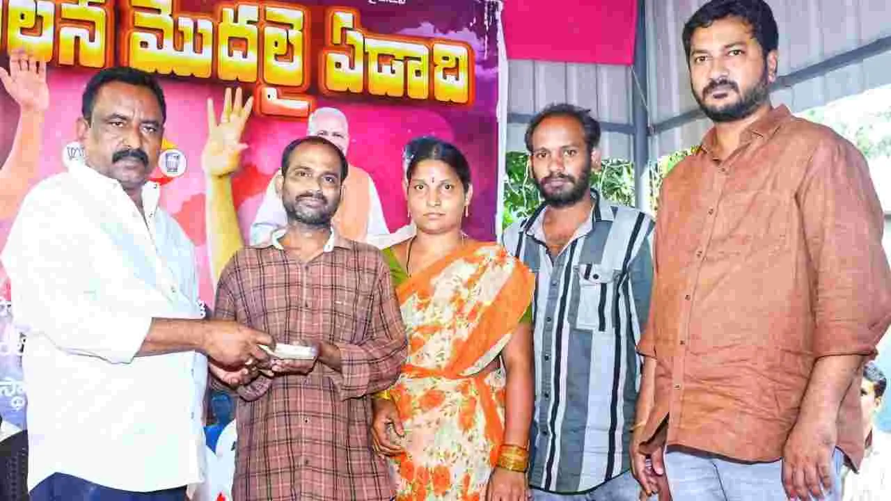 NRI: గల్ఫ్ జనసేన యూఏఈ నేతల దాతృత్వం.. రూ.1 లక్ష ఆర్థిక సాయం