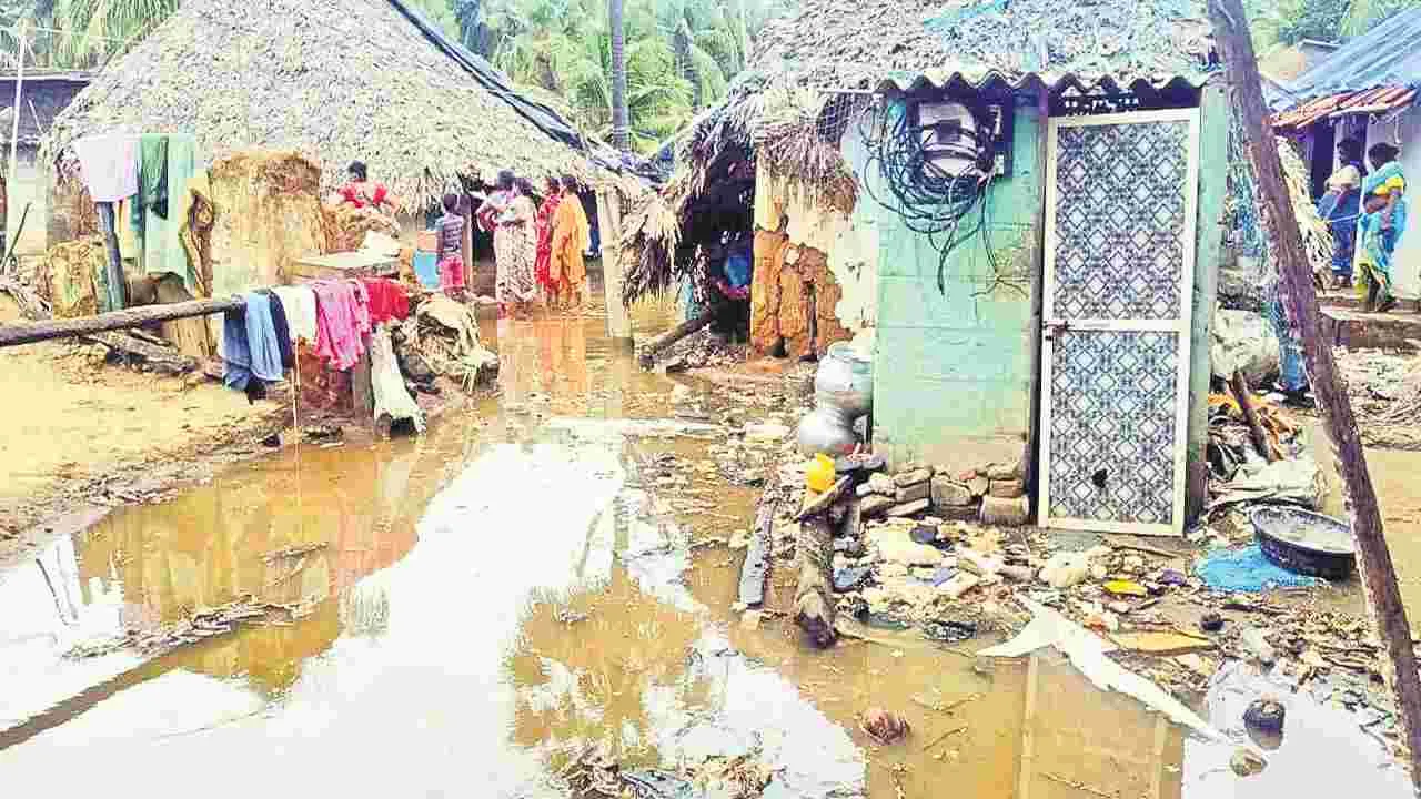 Fishermen Houses Damaged: ఉప్పాడలో ఉప్పొంగిన సముద్రం