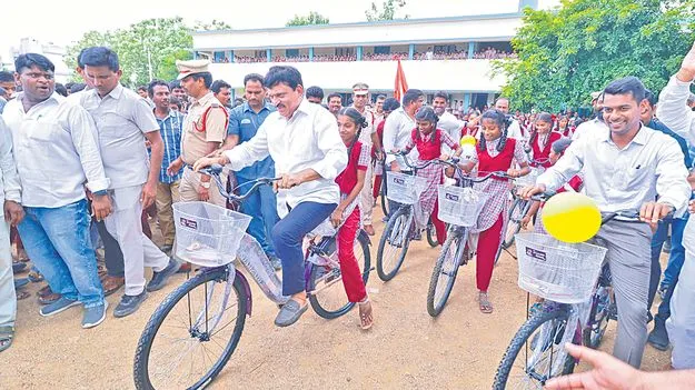Ponguleti Emphasizes Education: విద్య వైద్యానికి పెద్దపీట