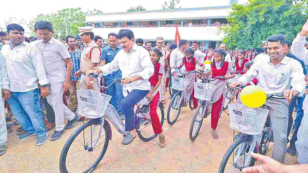 Ponguleti Emphasizes Education: విద్య వైద్యానికి పెద్దపీట