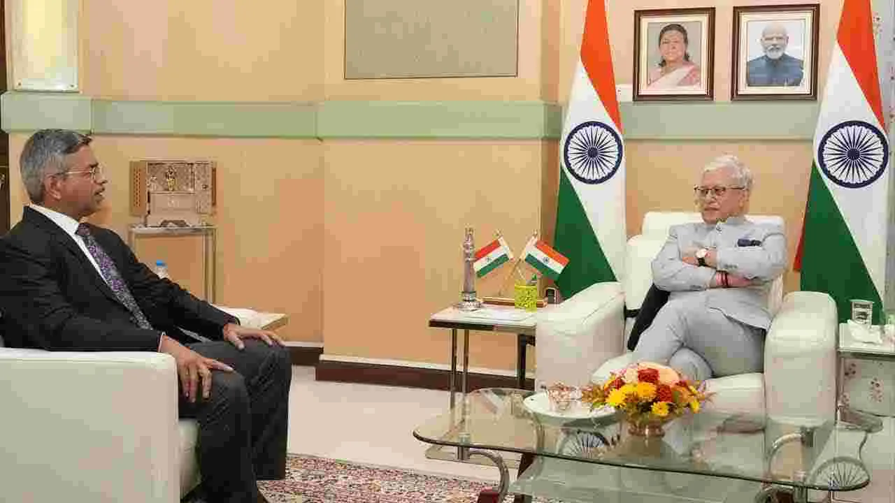 రాజ్‌భవన్‌లో జస్టిస్ అపరేష్ కుమార్ సింగ్ ప్రమాణ స్వీకారం