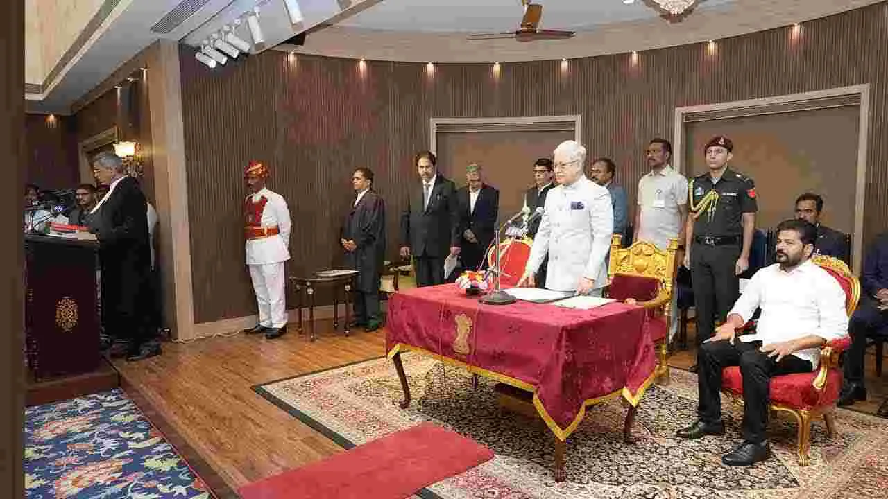 రాజ్‌భవన్‌లో జస్టిస్ అపరేష్ కుమార్ సింగ్ ప్రమాణ స్వీకారం