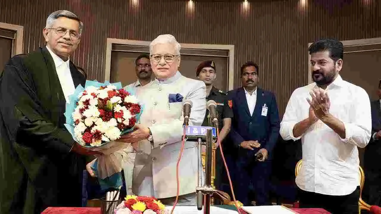 రాజ్‌భవన్‌లో జస్టిస్ అపరేష్ కుమార్ సింగ్ ప్రమాణ స్వీకారం