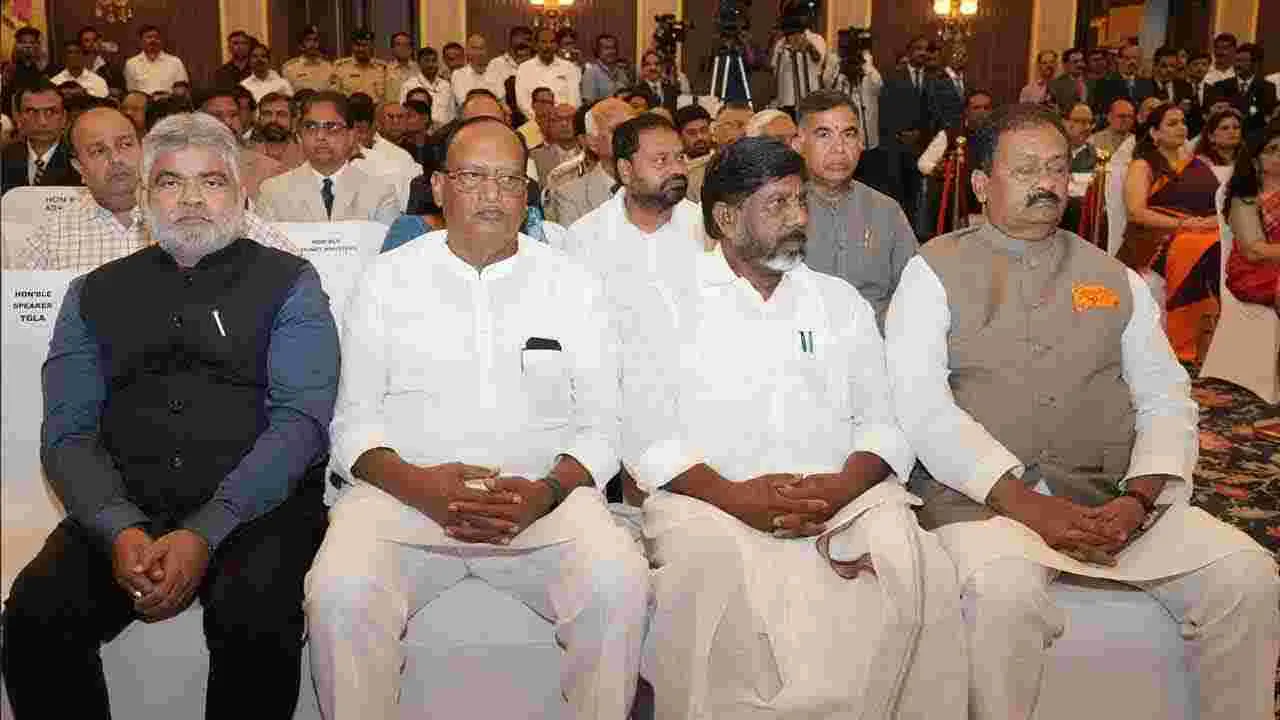 రాజ్‌భవన్‌లో జస్టిస్ అపరేష్ కుమార్ సింగ్ ప్రమాణ స్వీకారం