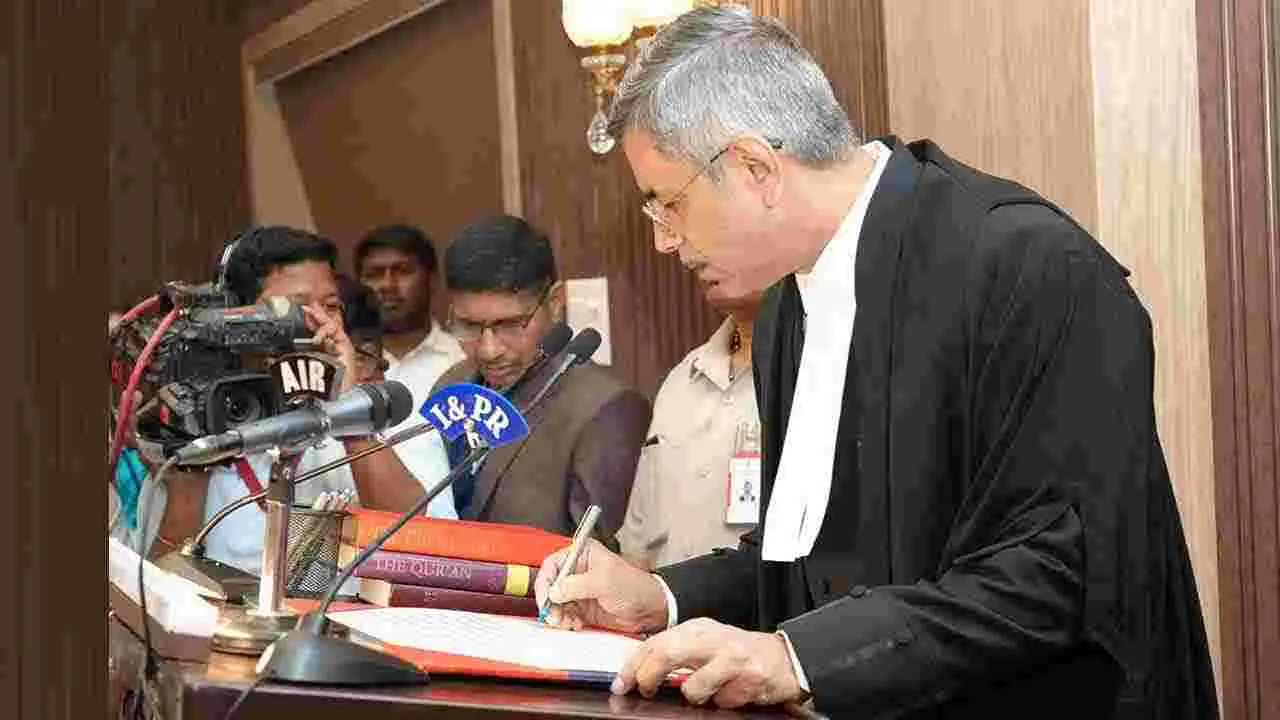 రాజ్‌భవన్‌లో జస్టిస్ అపరేష్ కుమార్ సింగ్ ప్రమాణ స్వీకారం