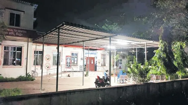 పగలు వైద్యం..రాత్రికి తాళం!