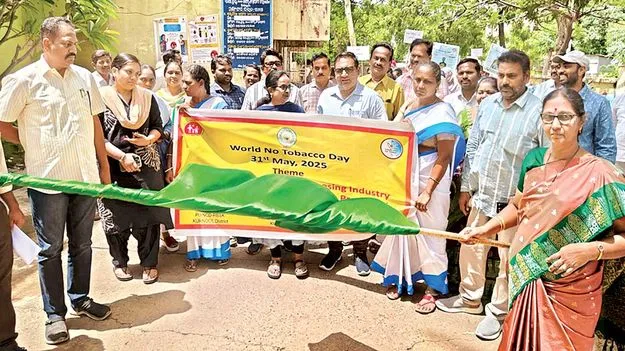 పొగాకుతో ప్రాణాలకు ముప్పు: డీఎంహెచ్‌వో 