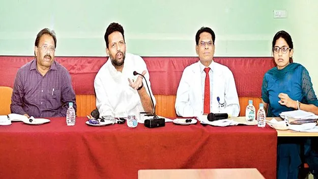 రోగులను బయటికి పంపితే చర్యలు