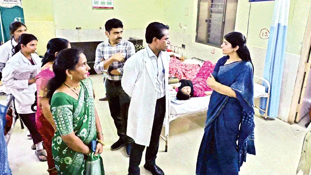 జీజీహెచ్‌ను పరిశీలించిన  మహిళా కమిషన్‌ చైర్‌పర్సన్‌