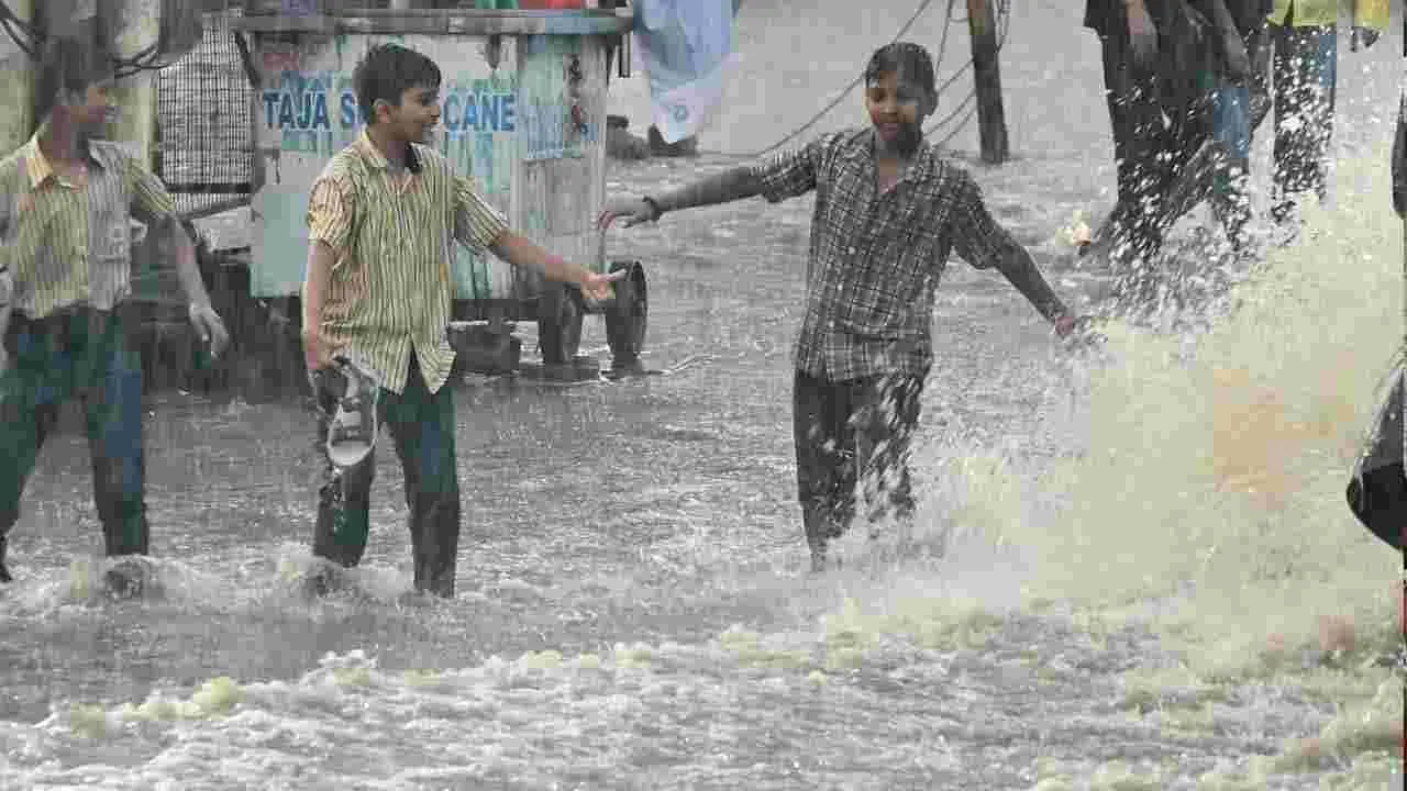 భారీ వర్షంతో కిలో మీటర్ల మేర నిలిచిపోయిన వాహనాలు ..