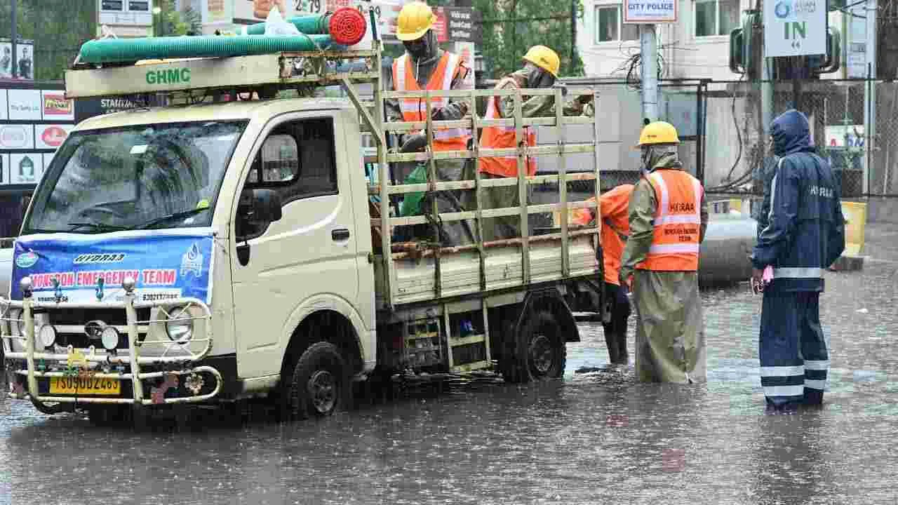 భారీ వర్షంతో కిలో మీటర్ల మేర నిలిచిపోయిన వాహనాలు ..
