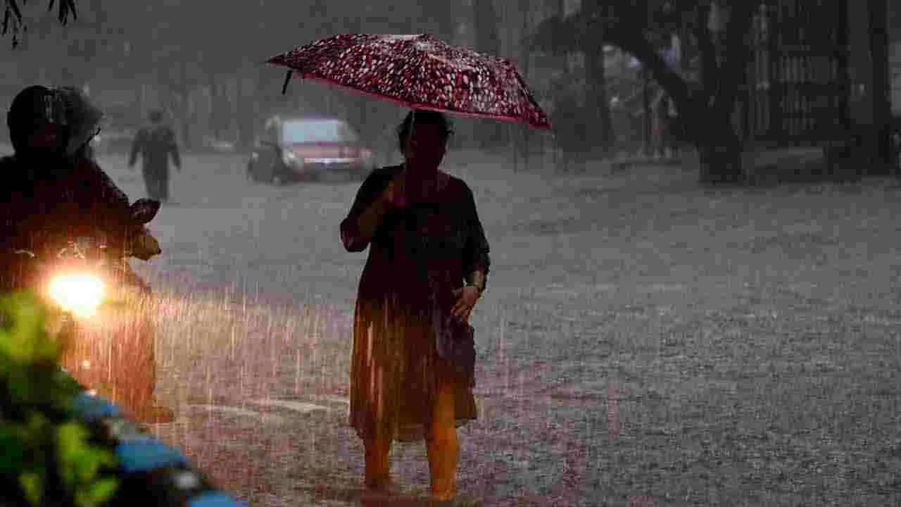 Rainfall: హైదరాబాద్‌లో కుండపోత వర్షం.. జలదిగ్బంధంలో కీలక ప్రాంతాలు..