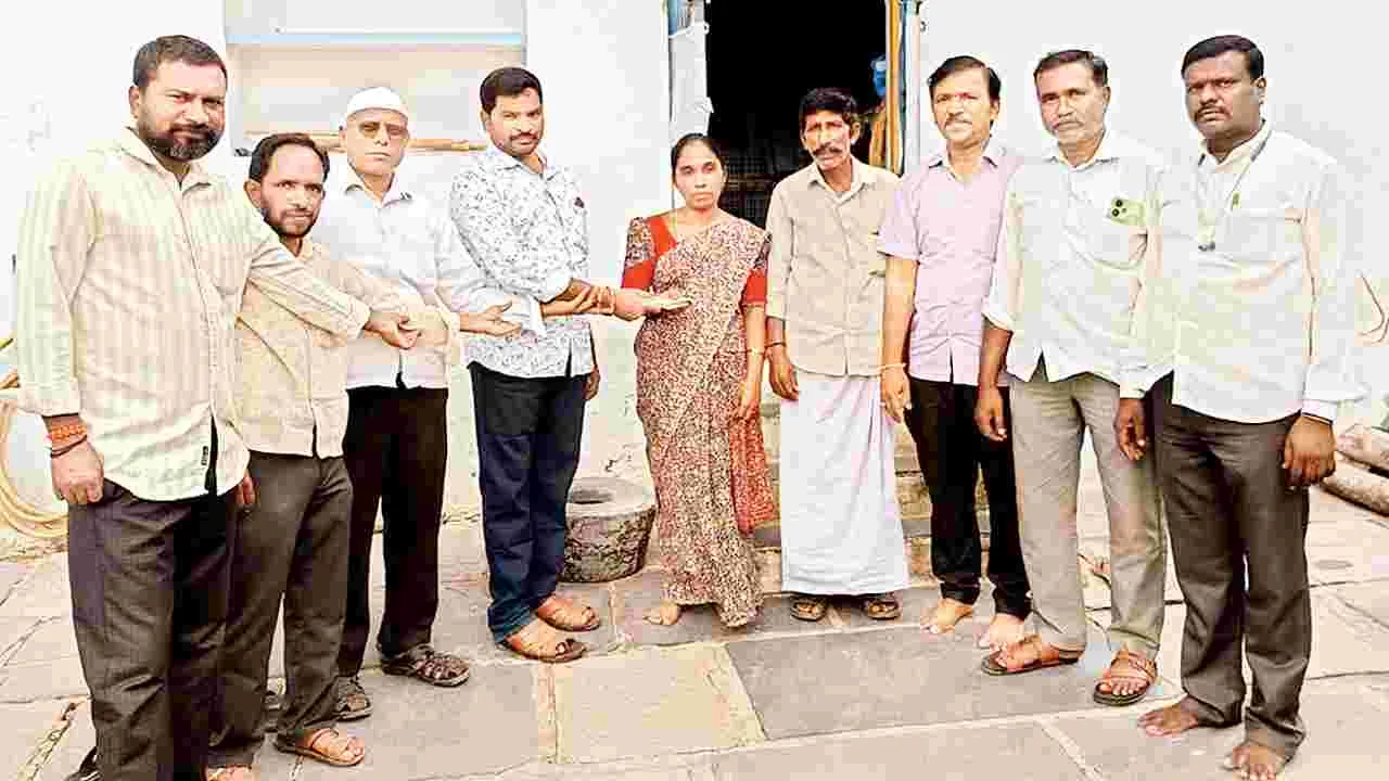 స్నేహితుడి కుటుంబానికి చేయూత