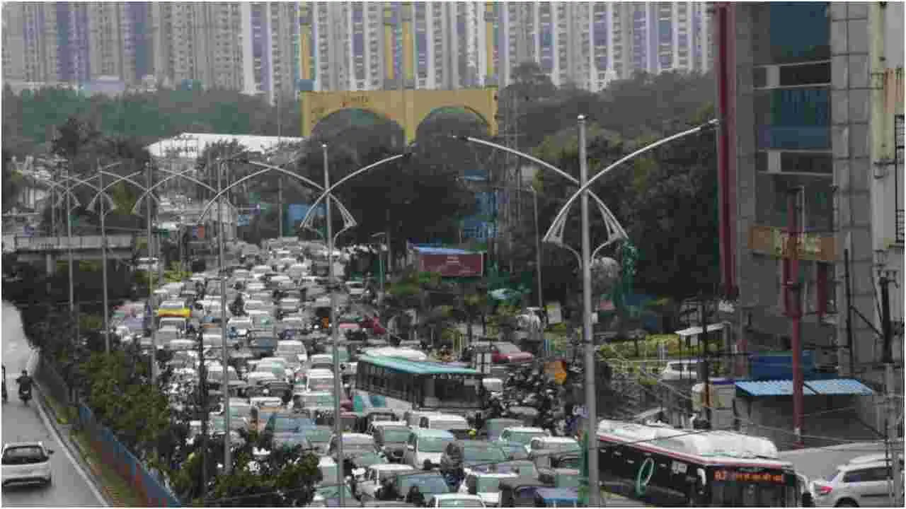 Hyderabad Traffic:  భారీ వర్షాలు.. ఎక్కడికక్కడ ట్రాఫిక్ జామ్