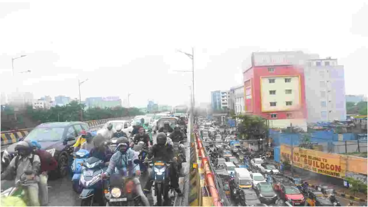 Hyderabad Traffic:  భారీ వర్షాలు.. ఎక్కడికక్కడ ట్రాఫిక్ జామ్