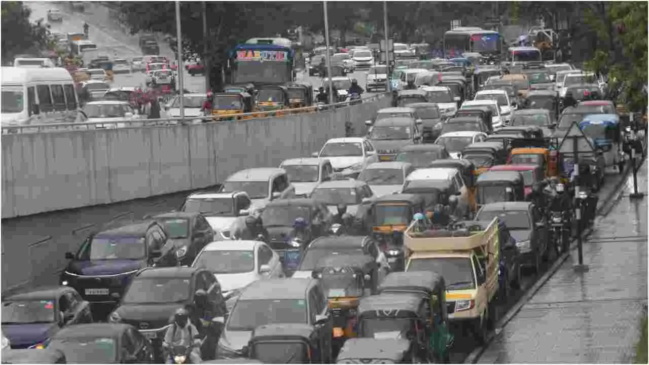 Hyderabad Traffic:  భారీ వర్షాలు.. ఎక్కడికక్కడ ట్రాఫిక్ జామ్